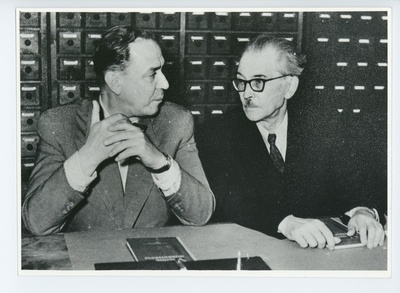 Friedebert Tuglas ja Olavi Paavolainen Keele ja Kirjanduse Instituudis, 09.1956  duplicate photo