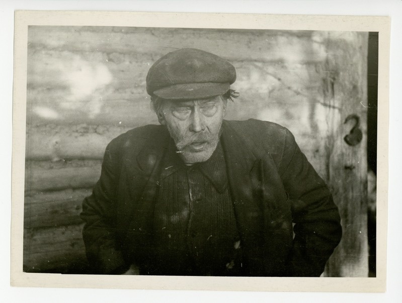 Kusta Toom oma elamu juures, 08.1965