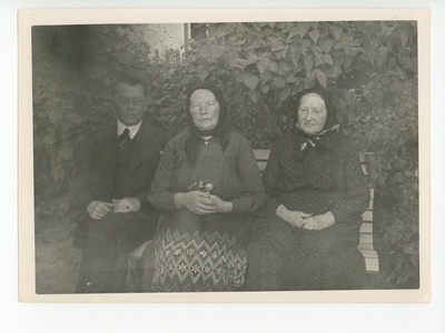 Friedebert Tuglas ema ja ämmaga aias pingil istumas  duplicate photo