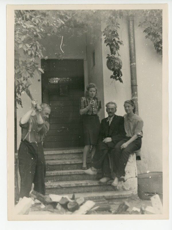 Elo Kurvits, Elo ja Friedebert Tuglas trepil, Peeter Kurvits puid lõhkumas