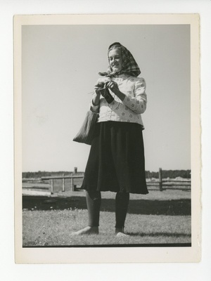 Naine rahvarõivais, 1939  duplicate photo