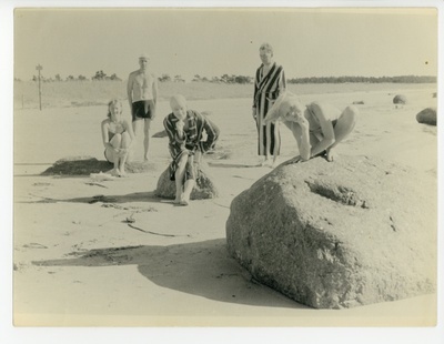 Selma, Peeter ja Elo Kurvits Tuglastega Vääna-Jõesuu rannal, august 1938  duplicate photo