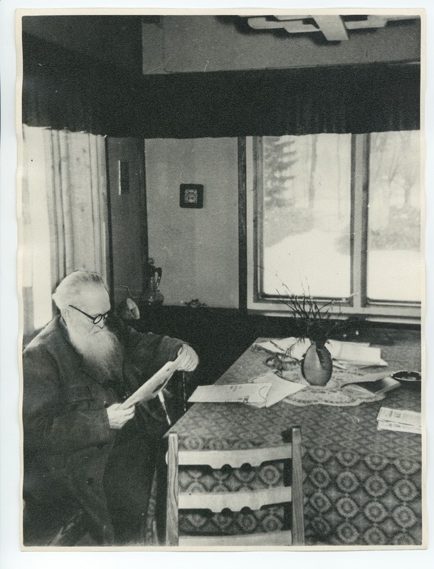 Ernst Särgava laua taga