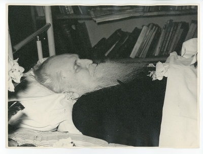 Ernst Särgava puusärgis  similar photo