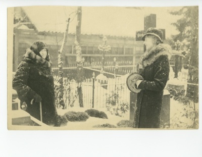 Selma Kurvits emaga kalmistul  similar photo