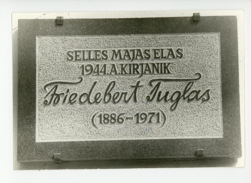 Mälestustahvel majal, kus elas Friedebert Tuglas 1944 kevadel