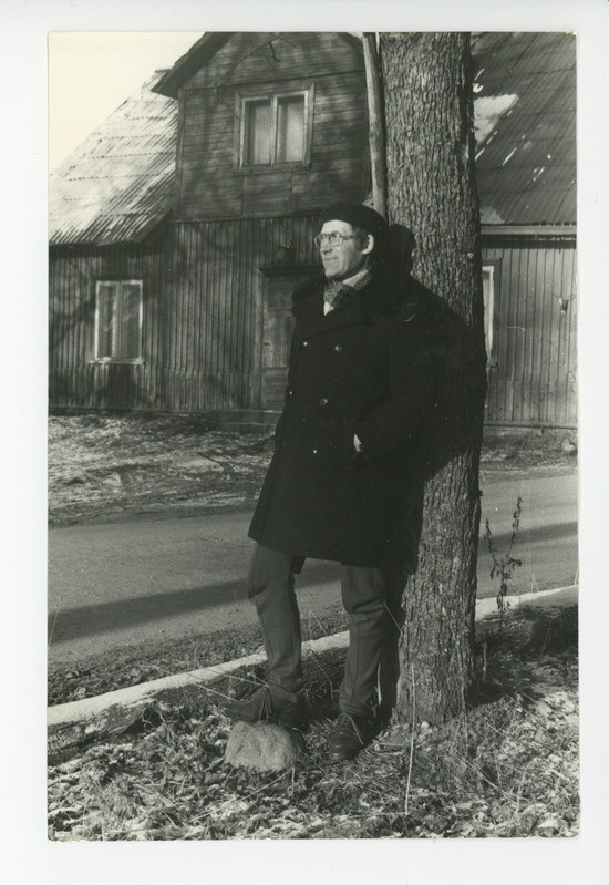 Erik Kamberg maja ees Võrus, 21.11.1985