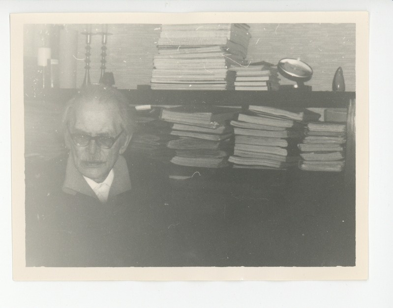 Friedebert Tuglas oma kodus istumas, 25.12.1970