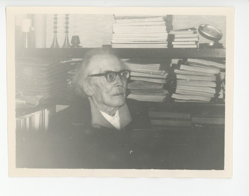 Friedebert Tuglas oma kodus istumas, 25.12.1970