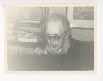 Friedebert Tuglas oma kodus suitsetamas, 25.12.1970  duplicate photo