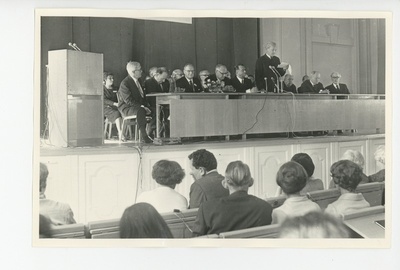 Paul Ariste presiidiumis sõna võtmas, paremal Arnold Veimer ja Friedebert Tuglas, 1970  similar photo
