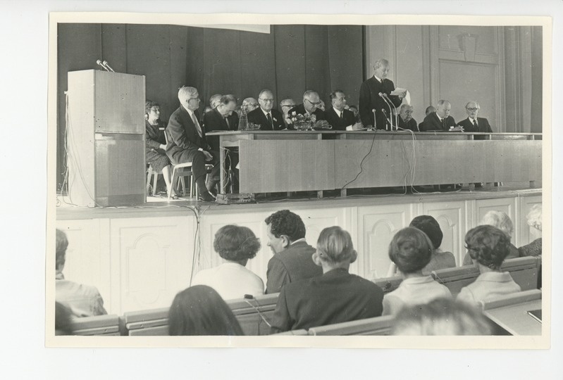 Paul Ariste presiidiumis sõna võtmas, paremal Arnold Veimer ja Friedebert Tuglas, 1970