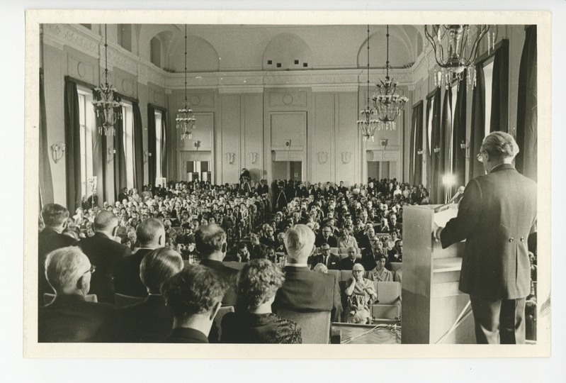 Kõnepuldis on Paul Ariste, 1970