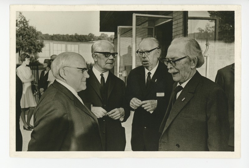 Vestlusringis Julius Mägiste, Hans Kruus, Eduard Päll ja Friedebert Tuglas, 1970