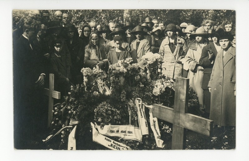 August Bachmanni lilledega kaunistatud haud ja leinajad
