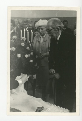 Elo Tuglase matused, leinatalitus Metsakalmistu kabelis  duplicate photo