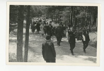 Elo Tuglase matused, leinajad pärgadega  duplicate photo