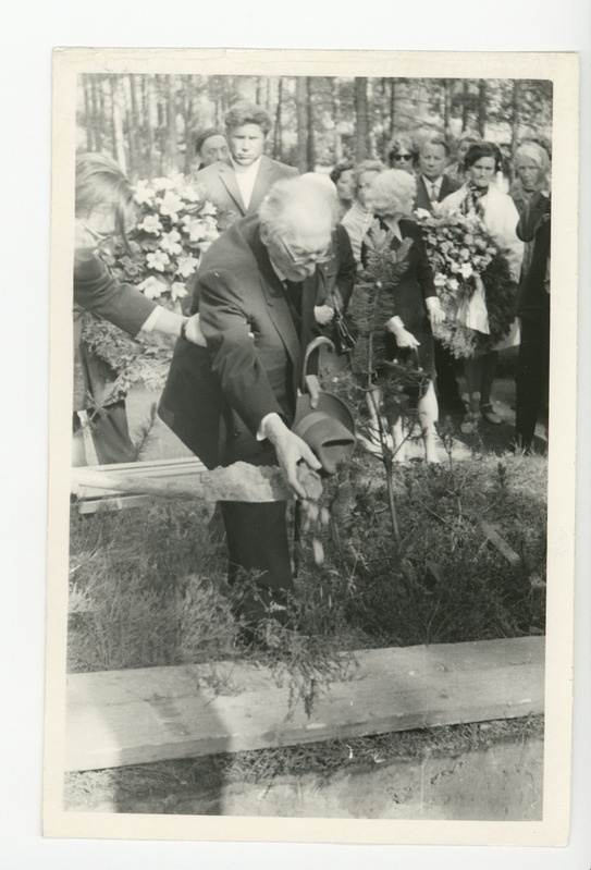 Elo Tuglase matused, kolm peotäit mulda Friedebert Tuglaselt