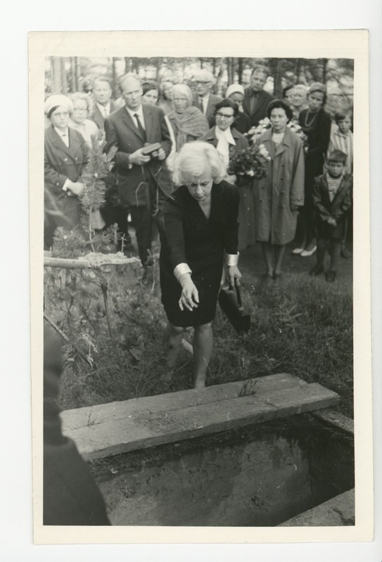 Elo Tuglase matused, kolm peotäit mulda Elo Eesorult