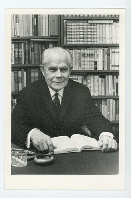 Hans Kruus töölaua taga, 17.10.1966  duplicate photo