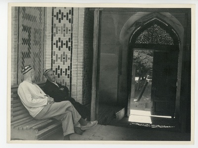 Juttu mausoleumi valvuriga Samarkandis, 1960  duplicate photo
