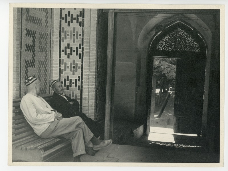 Juttu mausoleumi valvuriga Samarkandis, 1960