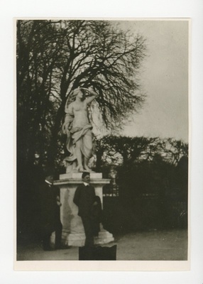 Ferdinand Kull ja Friedebert Tuglas Versailles' pargis  duplicate photo