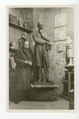 Juhan Raudsepp Fr. R. Kreutzwaldi modelleerimas Riigiraamatukogu tarvis, Tallinn, Pika jala torn, 1959  duplicate photo