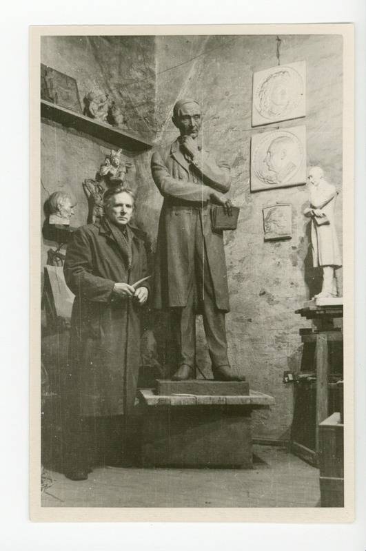 Juhan Raudsepp Fr. R. Kreutzwaldi modelleerimas Riigiraamatukogu tarvis, Tallinn, Pika jala torn, 1959