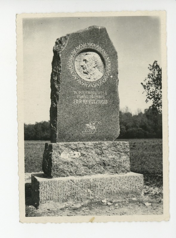 Juhan Raudsepp, mälestusmärk Friedrich Reinhold Kreutzwaldi sünnikohas, Kadrina Jõepere, 1953