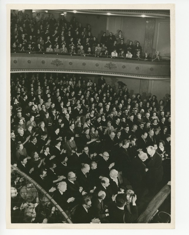 Aleksei Müürisepp õnnitleb Friedebert Tuglast 80. juubelisünnipäeva aktusel Estonias