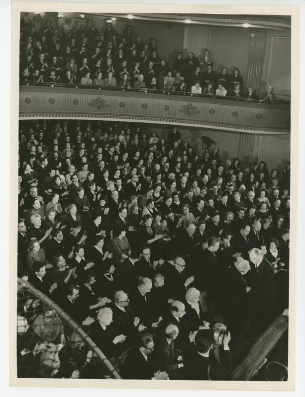 Aleksei Müürisepp õnnitleb Friedebert Tuglast 80. juubelisünnipäeva aktusel Estonias