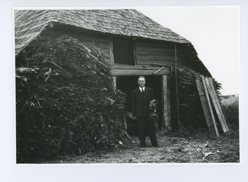 Friedebert Tuglas vana poeehitise juures endise Tamme kõrtsihoone kõrval, 08.1940