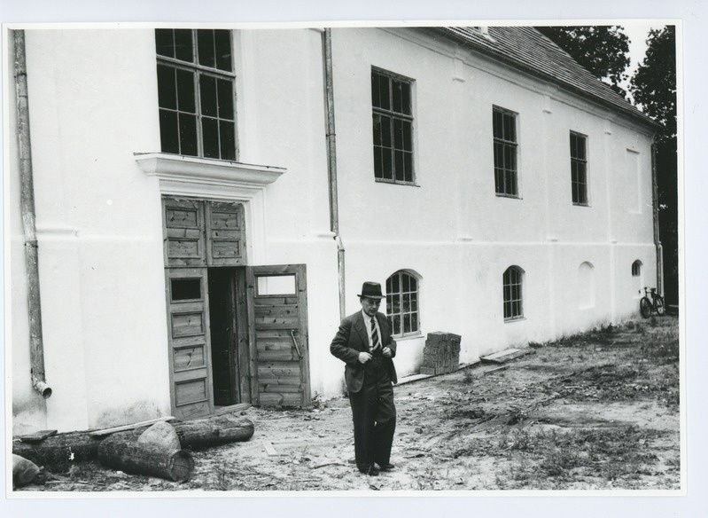 Friedebert Tuglas Ahja endise mõisa aida ja viinakeldri ees, 07.1938