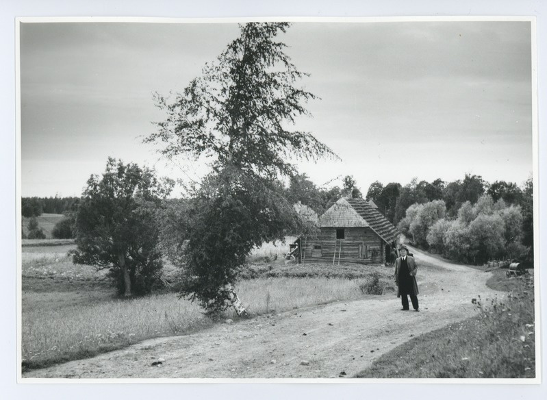 Friedebert Tuglas endise Tamme kõrtsihoone kõrval oleval teel, 08.1940