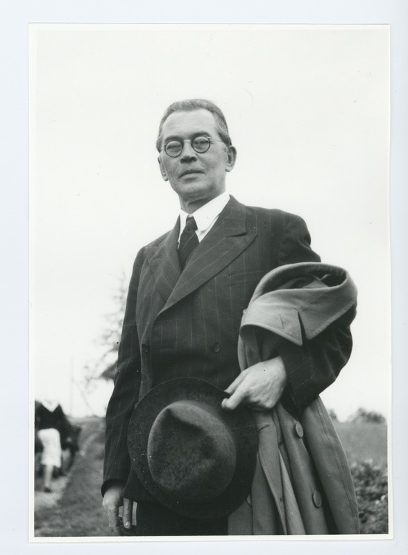 Friedebert Tuglas maastiku taustal
