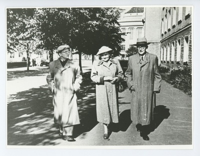 Harri Moora, Eeva Niinivaara, Friedebert Tuglas, 09.1956  duplicate photo