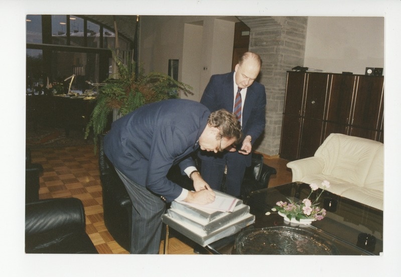 August Eelmäe ja Alur Reinans Eesti Rahvusraamatukogus 1994