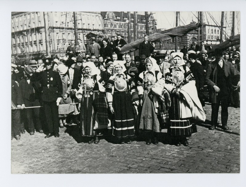 Setu rahvariietes naised Helsingi Lõunasadamas, 15.06.1931