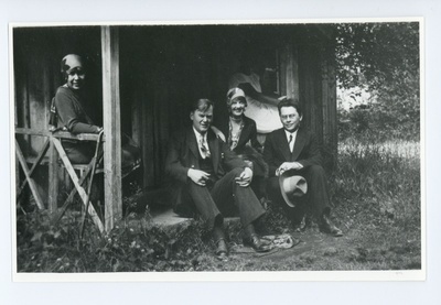 Tuusulas Aleksis Kivi surmamaja ees koos Anni Mörki ja Aarne Orjatsaloga, 12.07.1929  duplicate photo