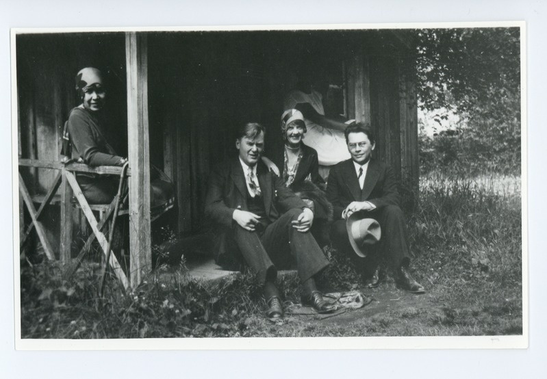 Tuusulas Aleksis Kivi surmamaja ees koos Anni Mörki ja Aarne Orjatsaloga, 12.07.1929