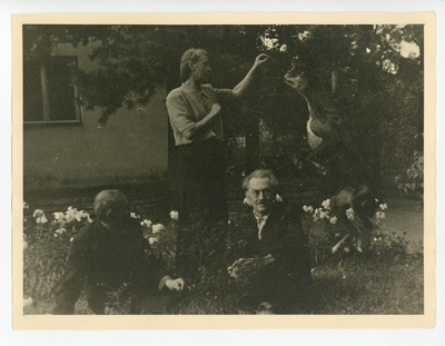 Peeter Kurvits ja Friedebert Tuglas aias istumas, Elo koerale palukest pakkumas  duplicate photo