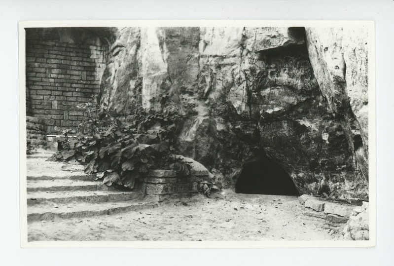 Oru loss, Hõbeallika koobas