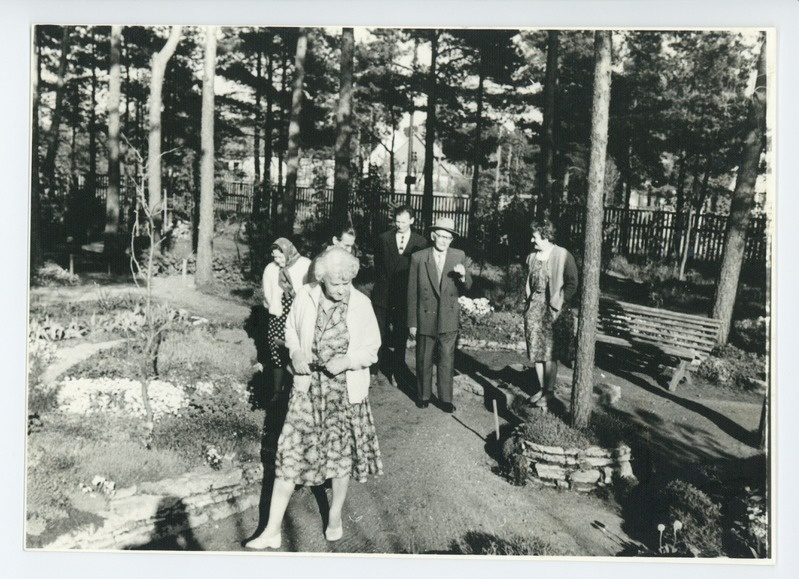 Friedebert Tuglas külalistega aias jalutamas 1963