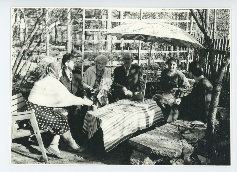 Friedebert Tuglas külalistega aias päikesevarju all istumas 1963