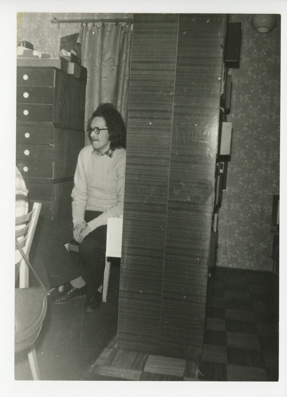 Andres Heinapuu mõtlikult kappide vahel istumas