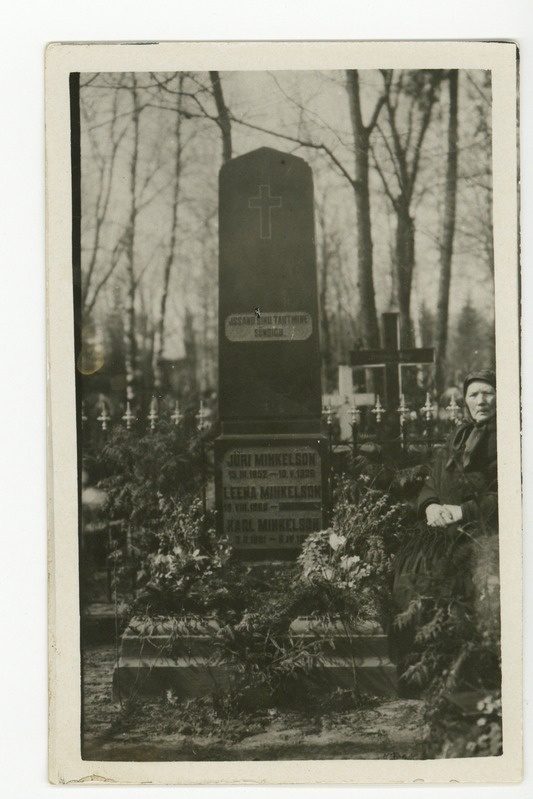 Friedebert Tuglase ema Leena Mihkelson kalmistul Jüri ja Karl Mihkelsoni hauasamba kõrval istumas