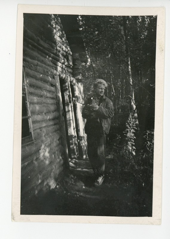 Ülo Tonts Kusta Toomi maja ees 08.1965