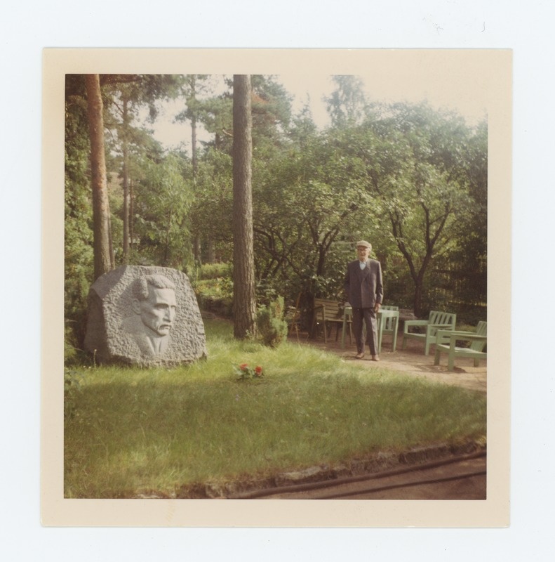 Friedebert Tuglas Juhan Liivi bareljeefiga kivi kõrval, 03.08.1968