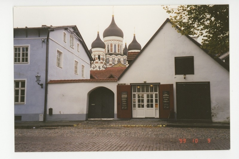 Tallinn, suveniiripood Aleksander Nevski katedraali taustal